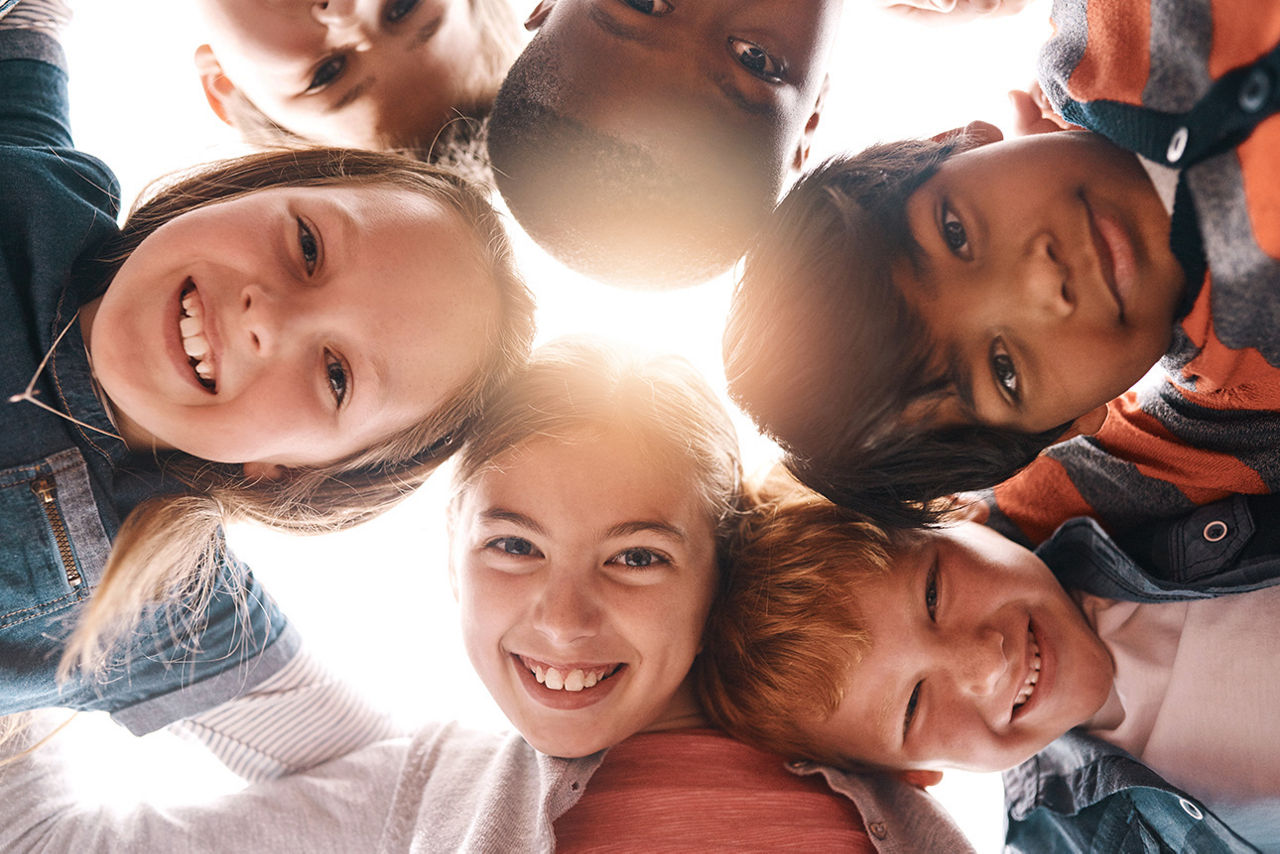 Kindergesichter von Kindern die sich umarmen