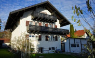 ein charmantes, zweistöckiges Haus mit weißem Stuck außen