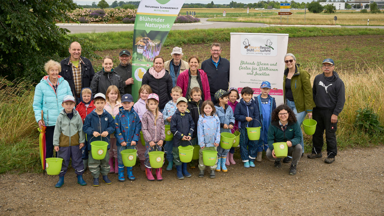 Das Bild zeigt die Teilnehmer der Aussaat