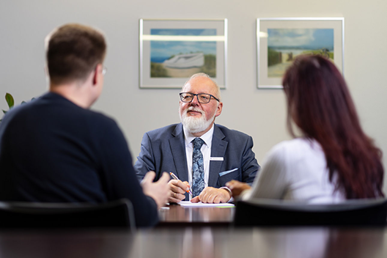 Manfred Sander in einer Beratungssituation
