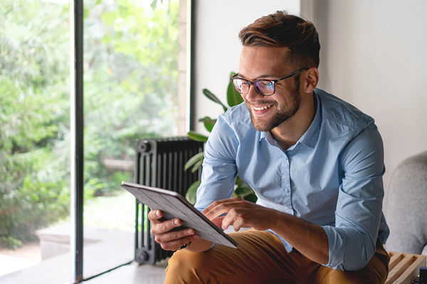 Mann liest etwas an einem Tablet