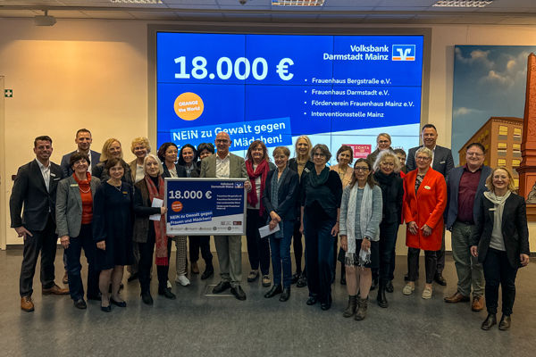Gruppenfoto der Spendenübergabe im Rahmen der Orange Days 2024
