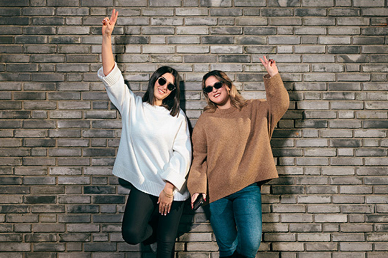 Zwei junge Frauen vor der Volksbank