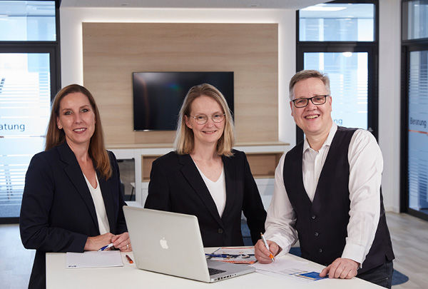 Drei Personen in der Filiale