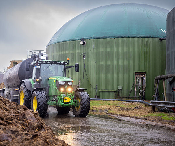 Traktor vor Biogasanlage