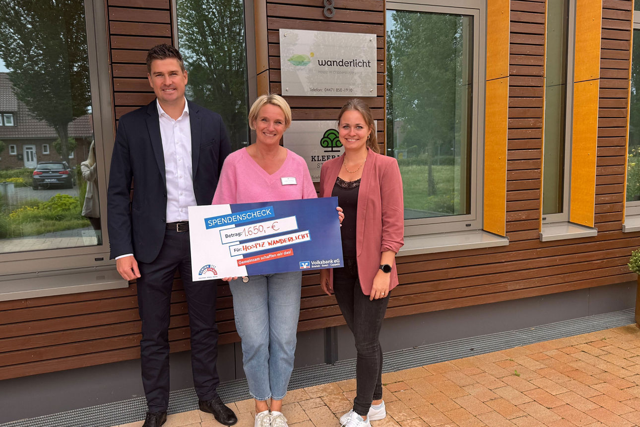 Vorstand und Marketingmitarbeiterin von der Volsksbank Emstek Essen Cappeln übberreichen einen Scheck an die Hospizleiterin