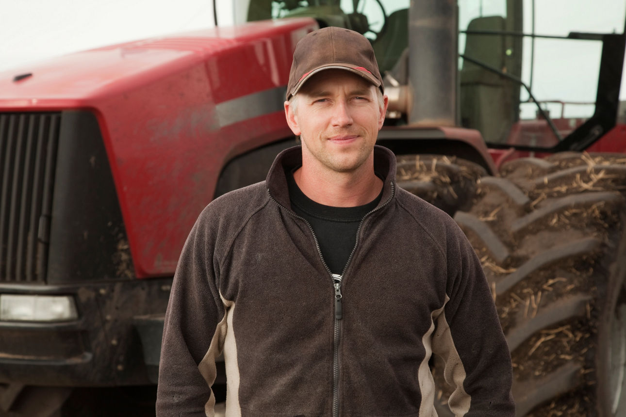 Ein Mann vor einer landwirschaftlichen Maschine