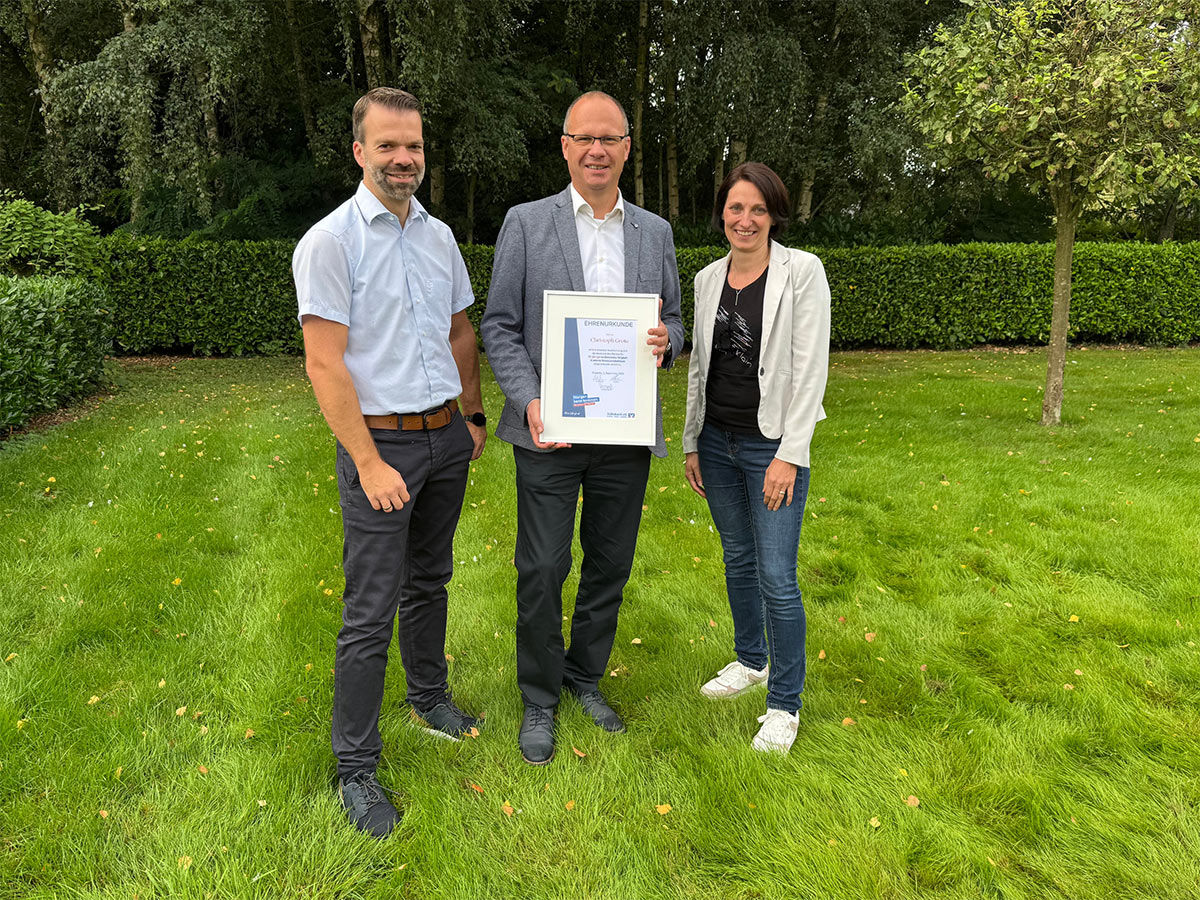 Foto von (von links) Betriebsratsmitglied Michael Jans, Jubilar Christoph Grote mit Bereichsleiterin Claudia Böske