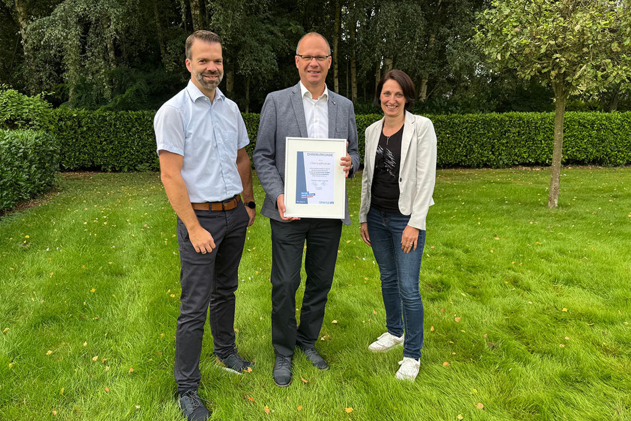 Foto von (von links) Betriebsratsmitglied Michael Jans, Jubilar Christoph Grote mit Bereichsleiterin Claudia Böske