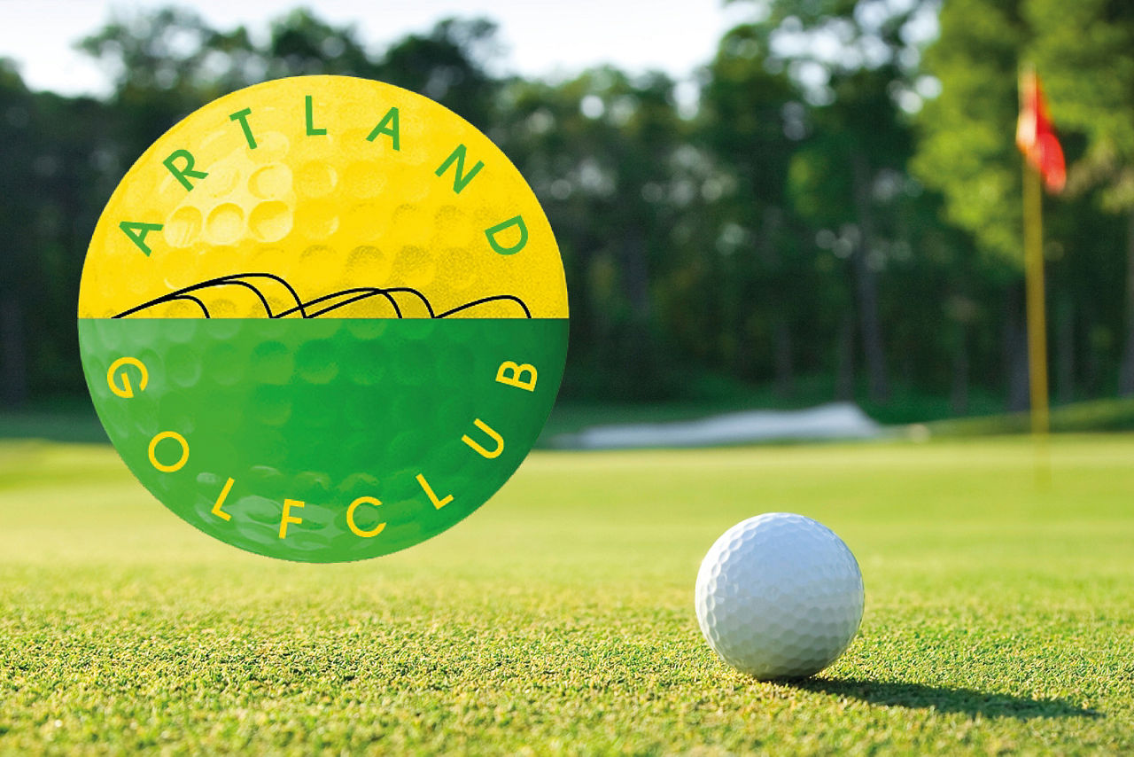 Golfball auf dem Rasen im Golfclub Artland