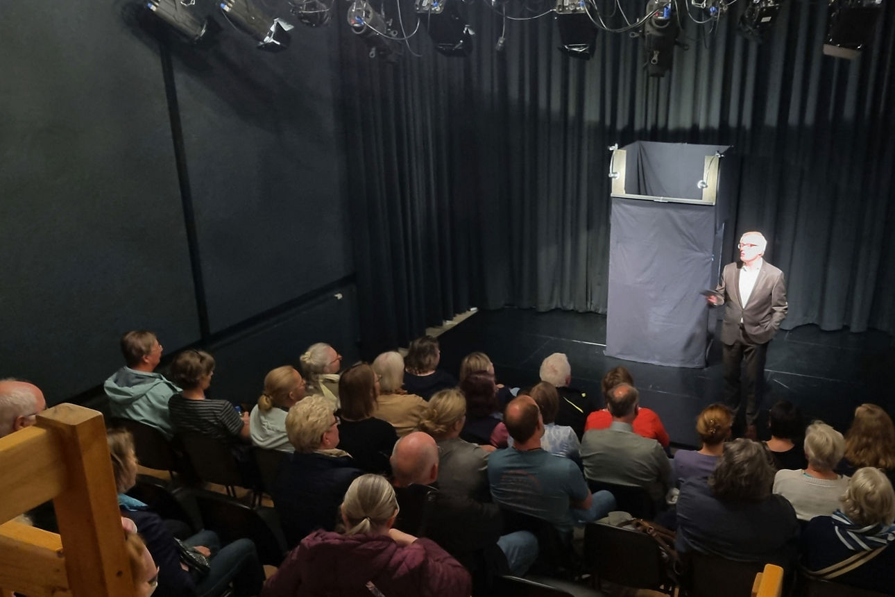 Bereichsleiter Privatkunden Andreas Bolke begrüßt die Kunden im Figurentheater