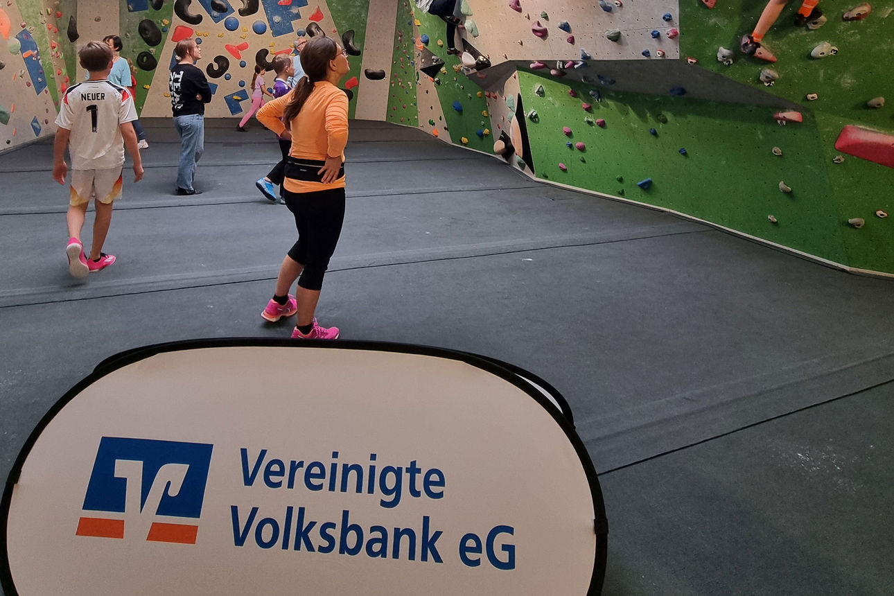 Kinder bouldern an einer Boulderwand