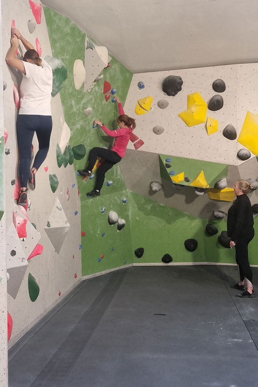 Kinder beim Bouldern