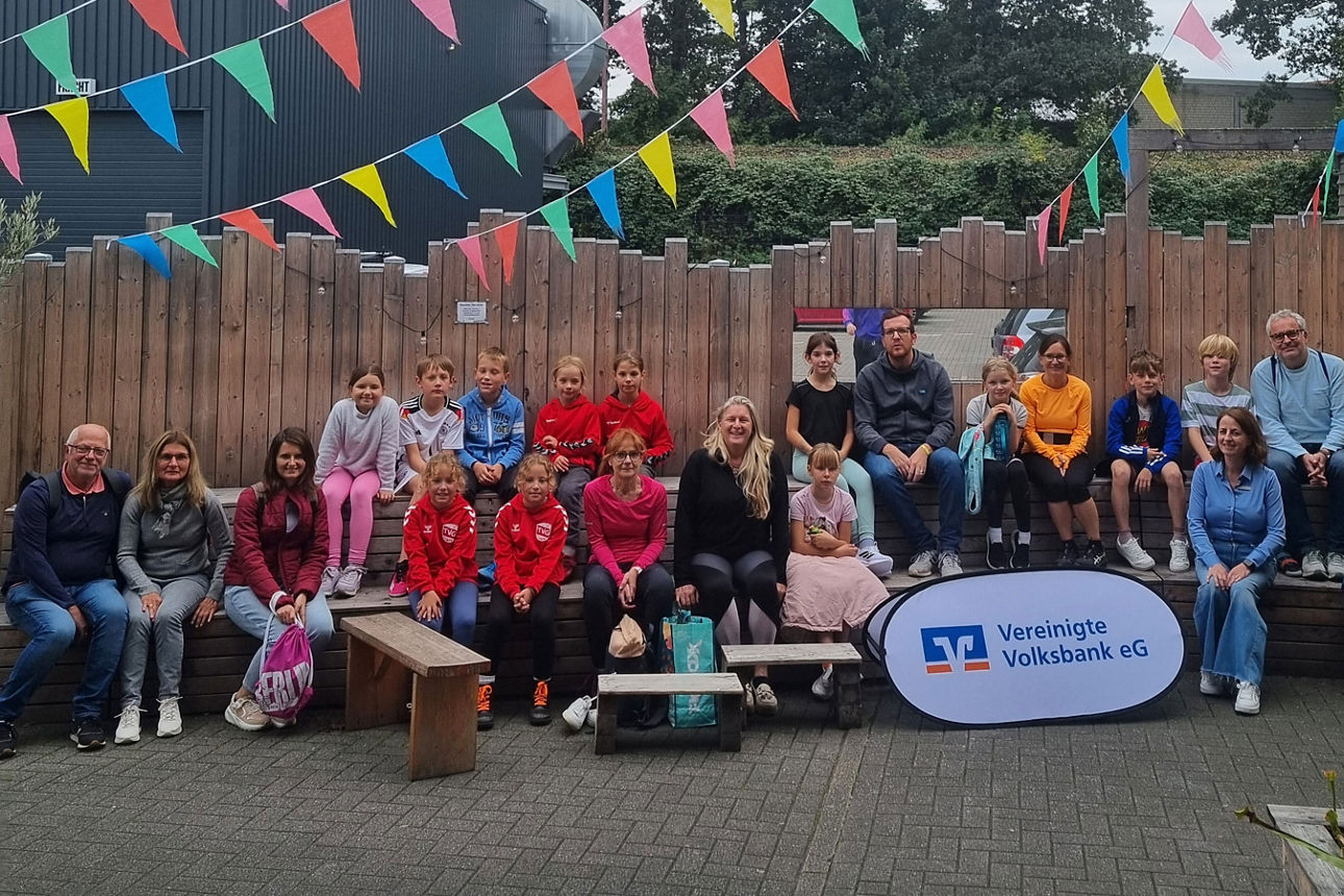 Eine Gruppe von Kindern und Erwachsenen auf einem Gruppenfoto