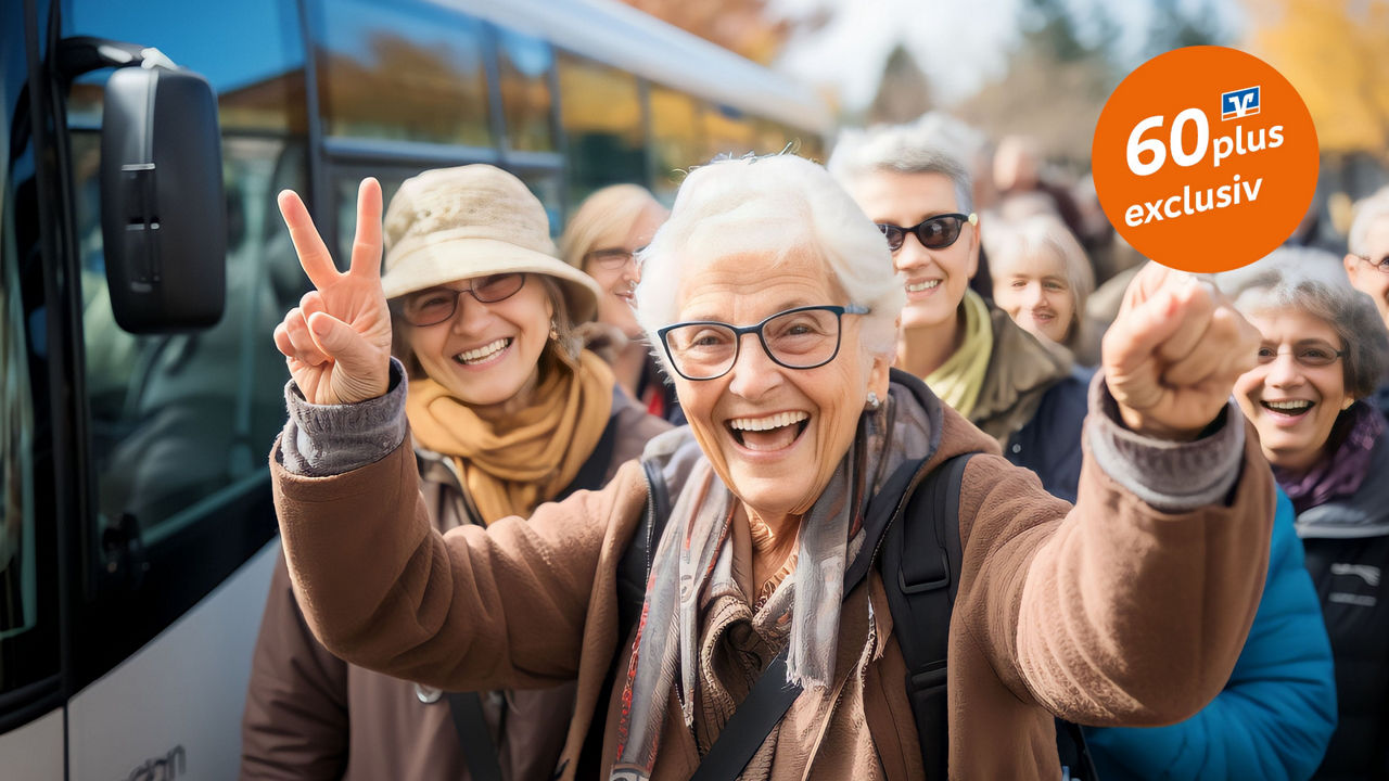 Lebensfreude pur! Eine Gruppe aktiver Senioren freut sich auf gemeinsame Erlebnisse mit 60plus exklusiv.