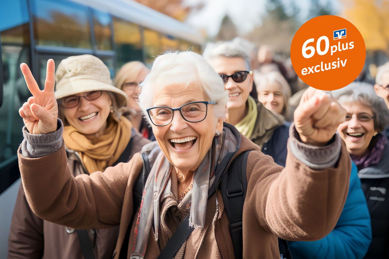 Lebensfreude pur! Eine Gruppe aktiver Senioren freut sich auf gemeinsame Erlebnisse mit 60plus exklusiv.