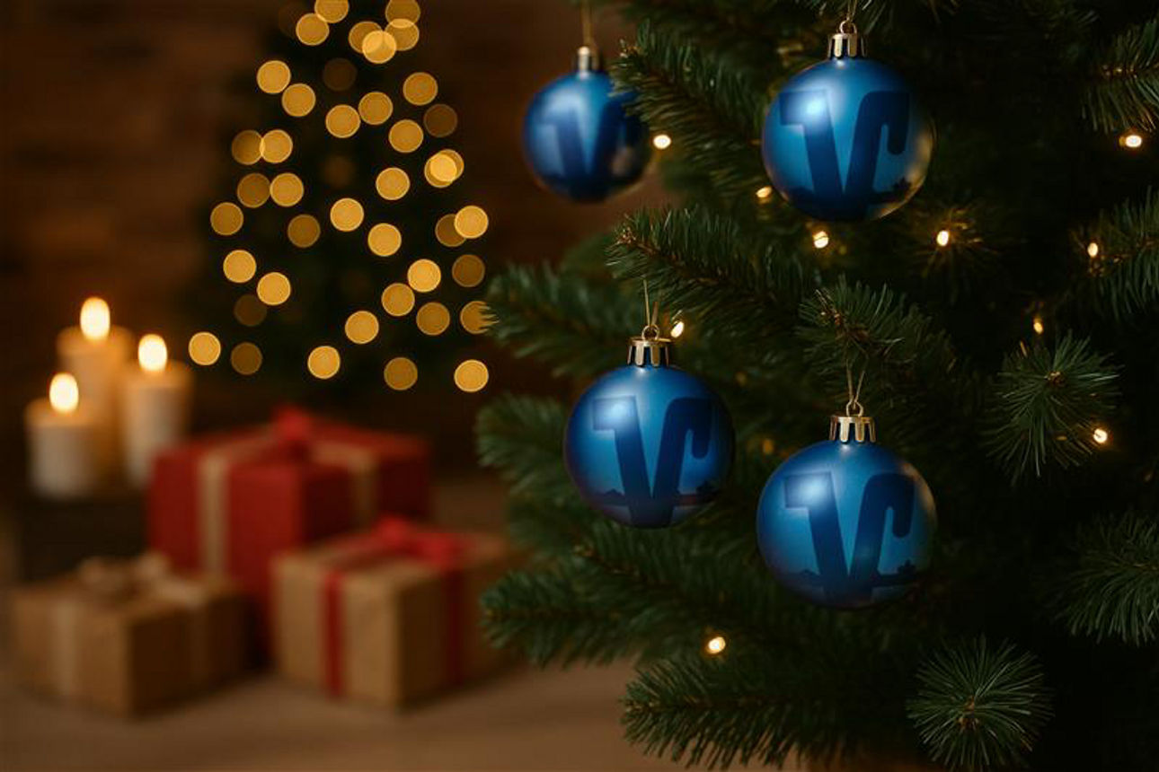 Weihnachtsbaum mit VR-Weihnachtskugeln im Vordergrund, im Hintergrund ein weiterer Baum mit Lichter und Geschenken