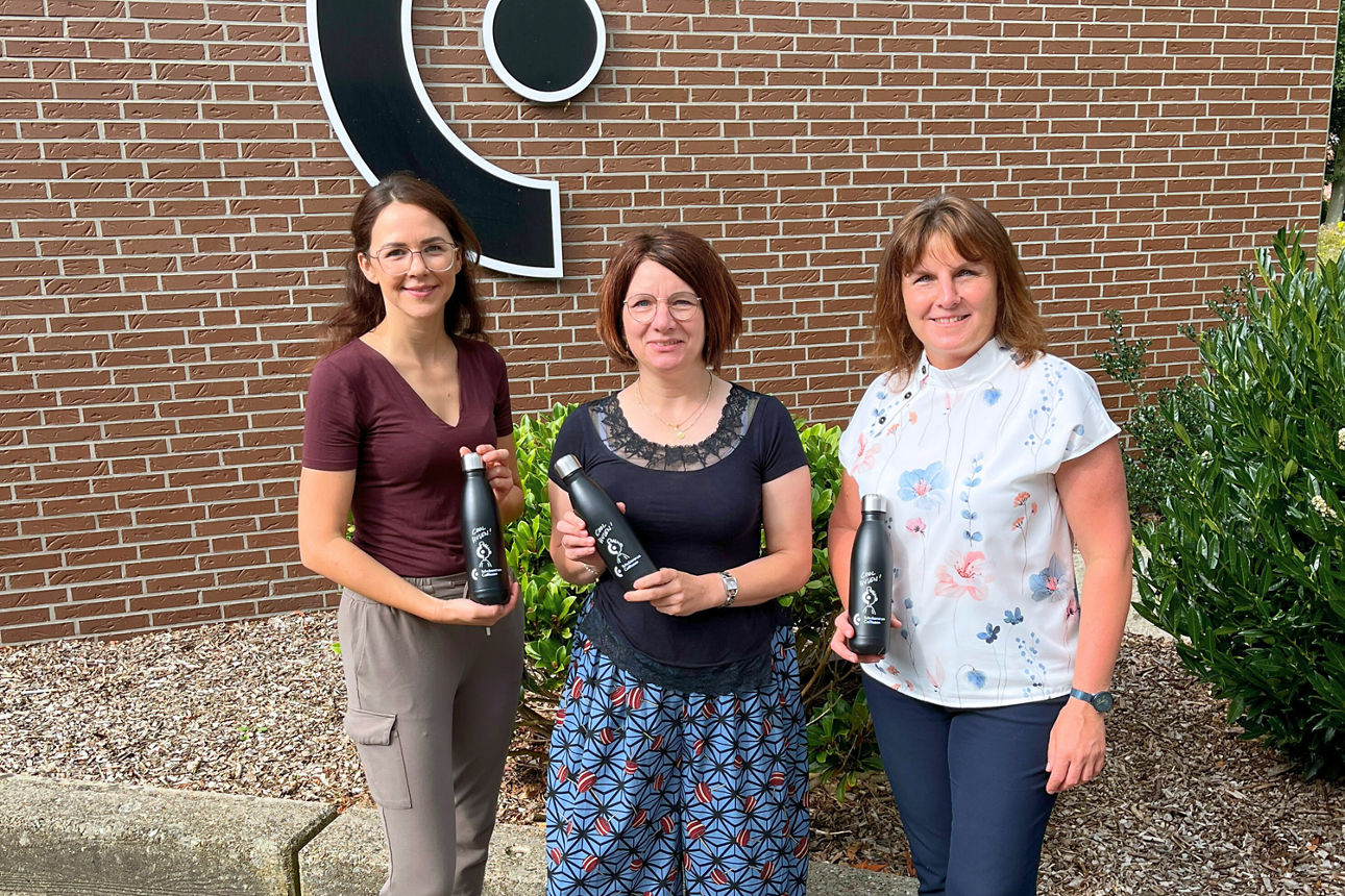 Im Sinne der Nachhaltigkeit zeigen diese Frauen stolz ihre Wasserflaschen