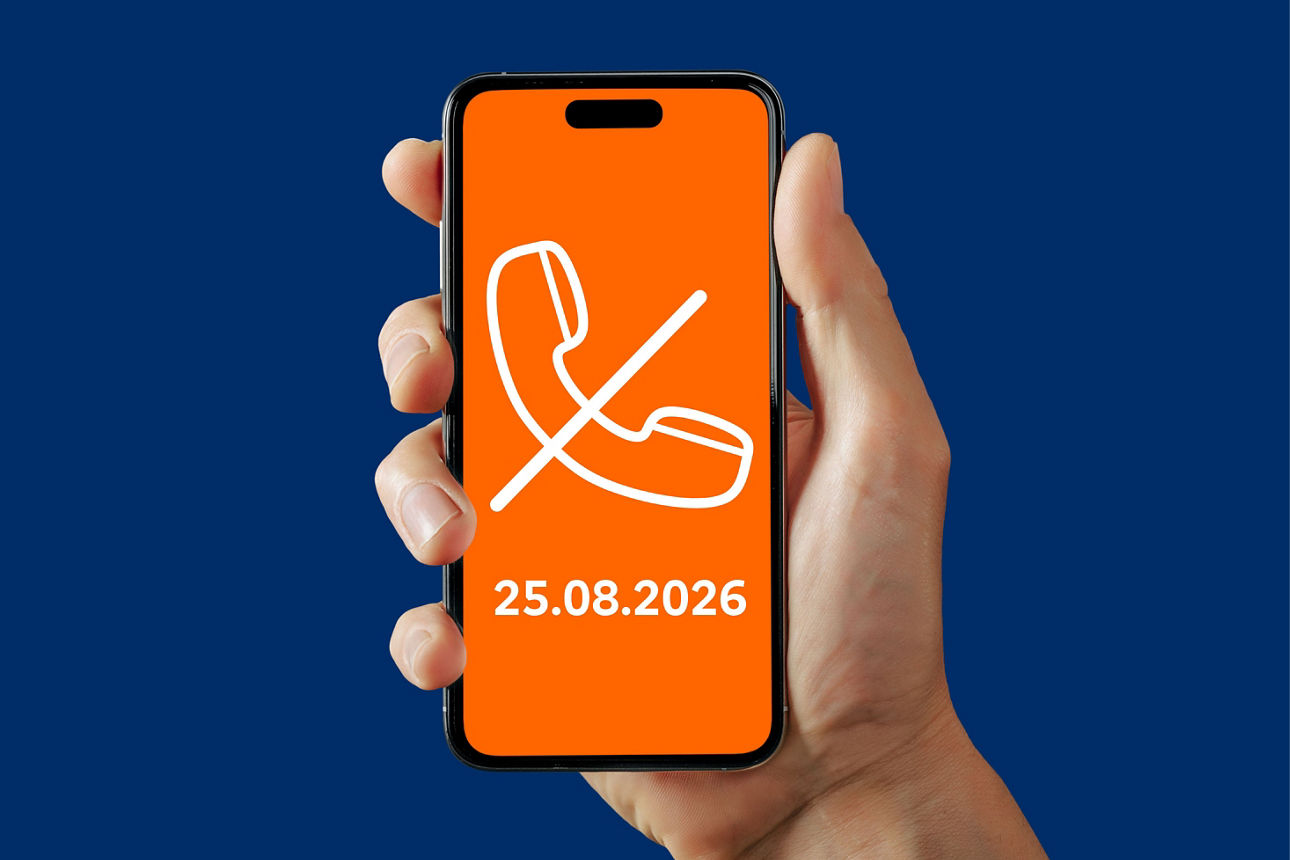 Smartphone in einer Hand, darauf ist ein durchgestrichenes Telefon zu sehen und das Datum 25.08.2026