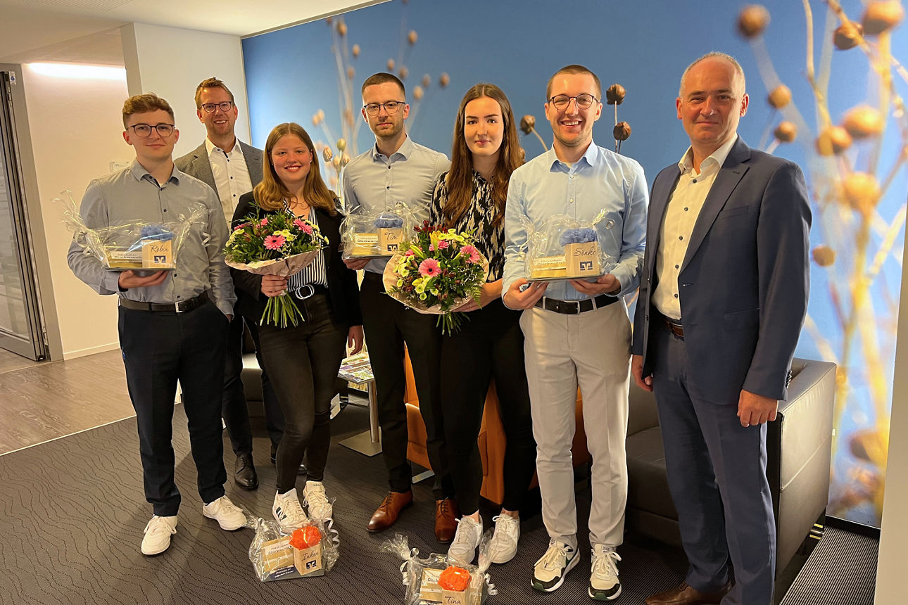 Eine Gruppe von Mitarbeitern feiert ihre Erfolge und strahlt dabei Stolz und Leistung aus.