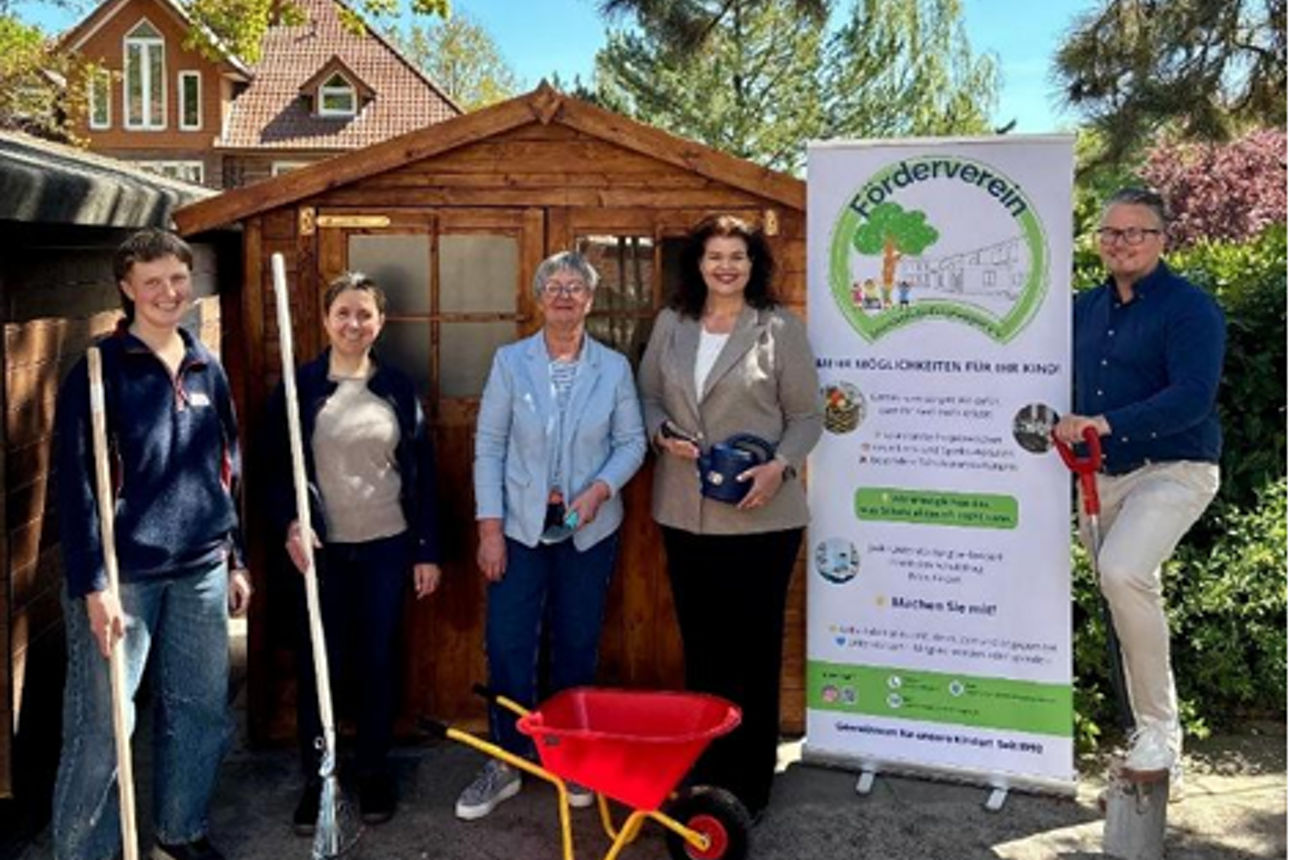 Bildung nachhaltig gestalten - die Grundschule Esterwegen startet mit einem neuen Gerätehaus im Schulgarten in den Frühling. 