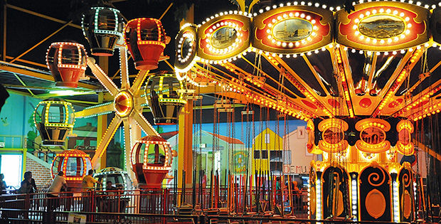 Nordsee-Spielstadt Wangerland - beleuchtete Fahrgeschäfte für Kinder