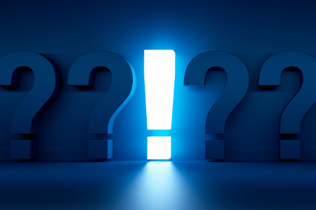 Abgedunkelte Fragezeichen und ein leuchtendes Ausrufezeichen