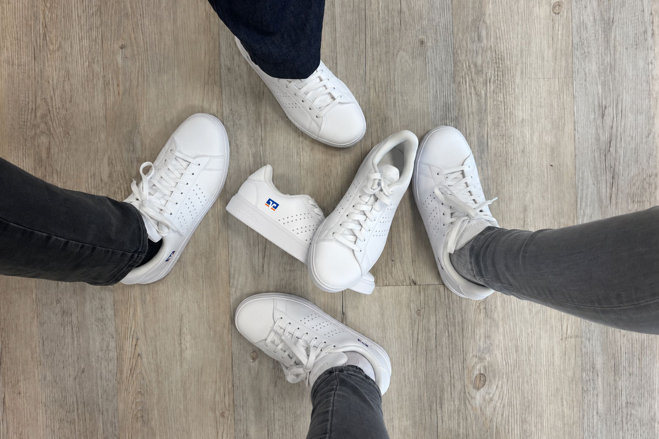 Die Schuhe von vier Personen