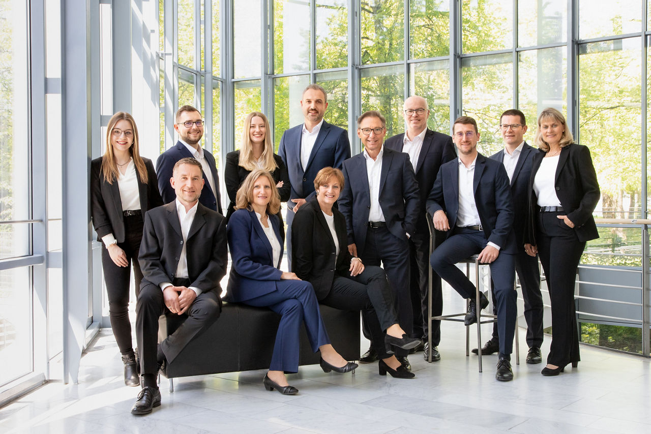 Team Private Banking steht lächelnd nebeneinander