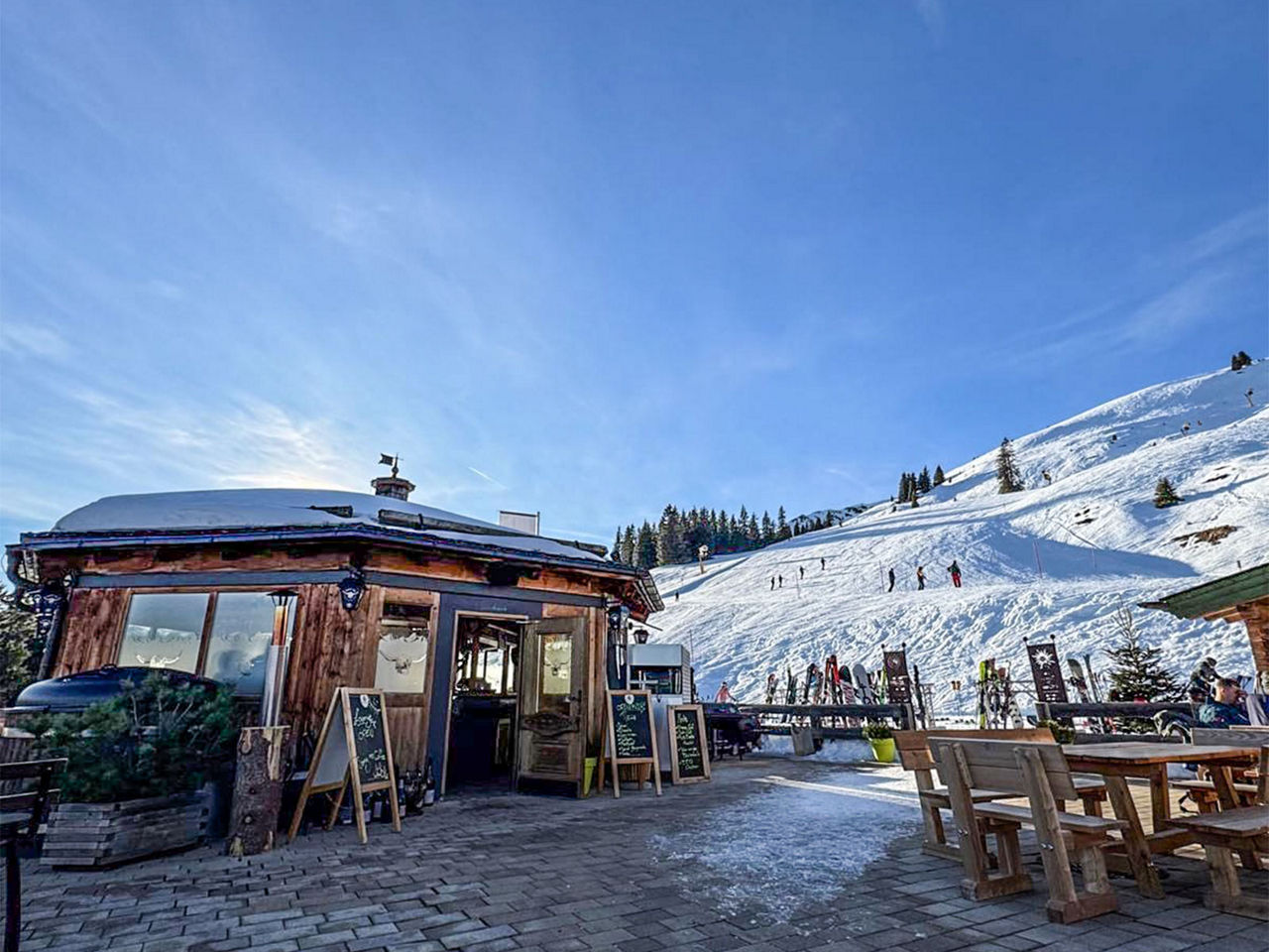 Ein Skigebiet in den Bergen mit einer Skihütte.