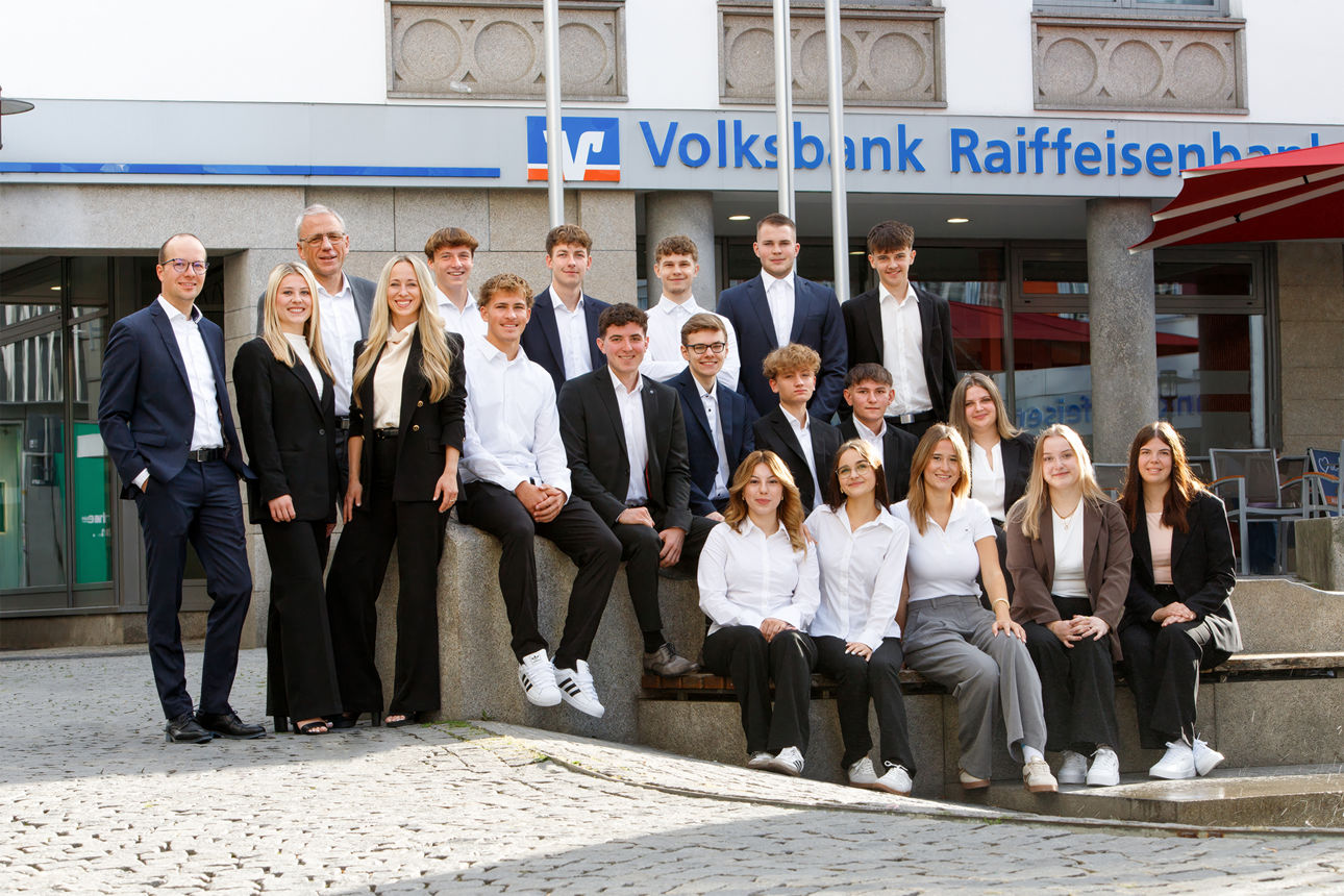 Auszubildende beim Videodreh vor dem Volksbank Gebäude