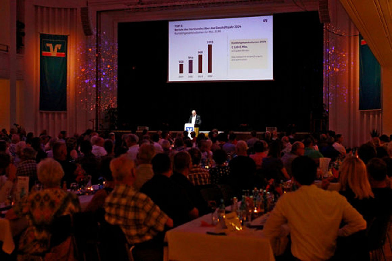 Vorstand Thomas Metzke hält eine Rede am Pult über die aktuellen Zahlen