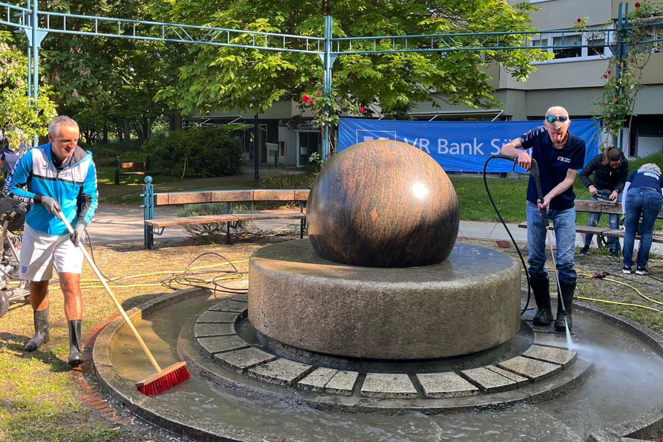 Zwei Männer reinigen Brunnen