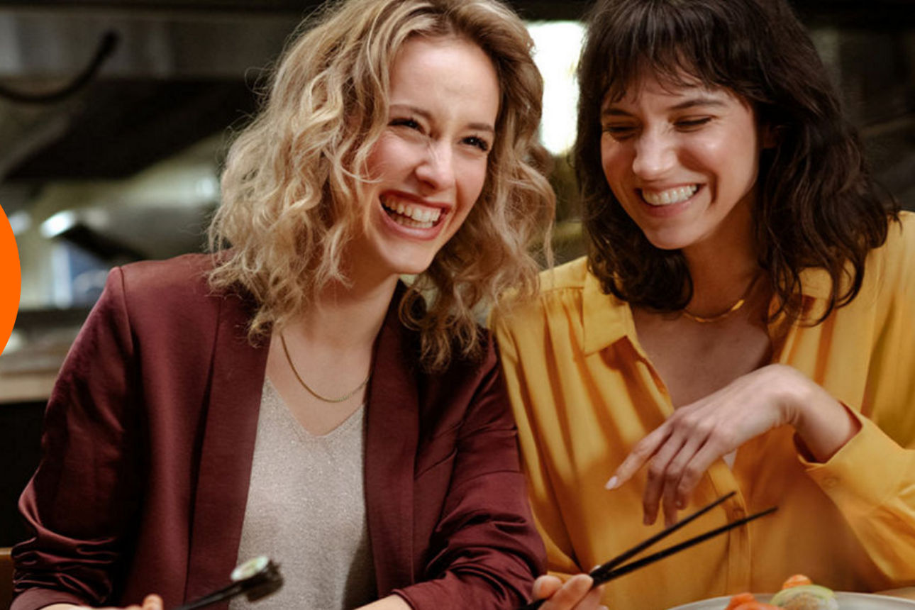 Zwei Freundinnen essen Sushi in einem Restaurant