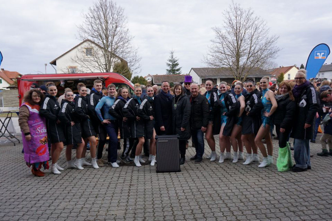 Turnergarde Moorenweis mit Vorständen und Wochenmarkt