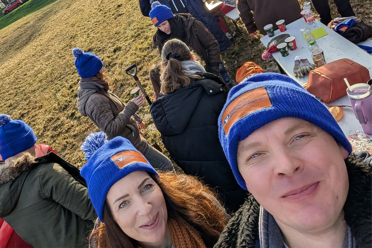 Selfie von einer jungen Frau und einem jungen Mann mit blauen Volksbank Mützen