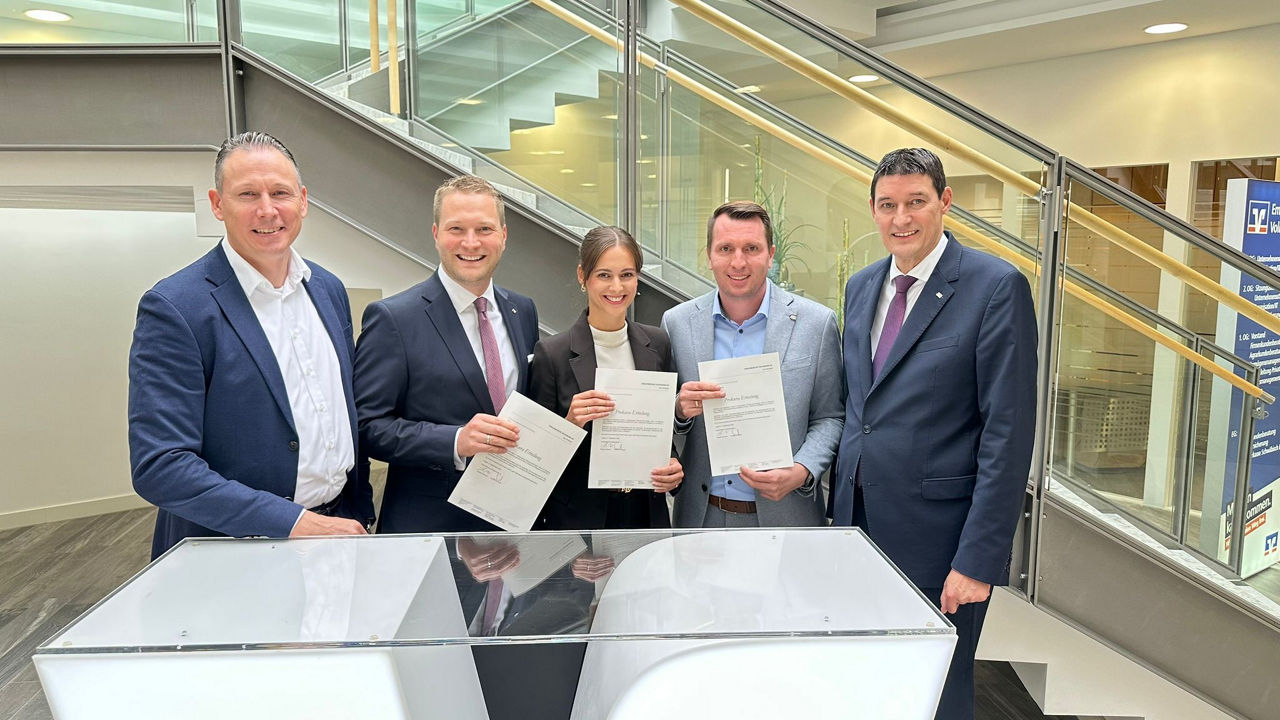 Unsere Prokuristen mit unserem Vorstand in einer unserer Filialen