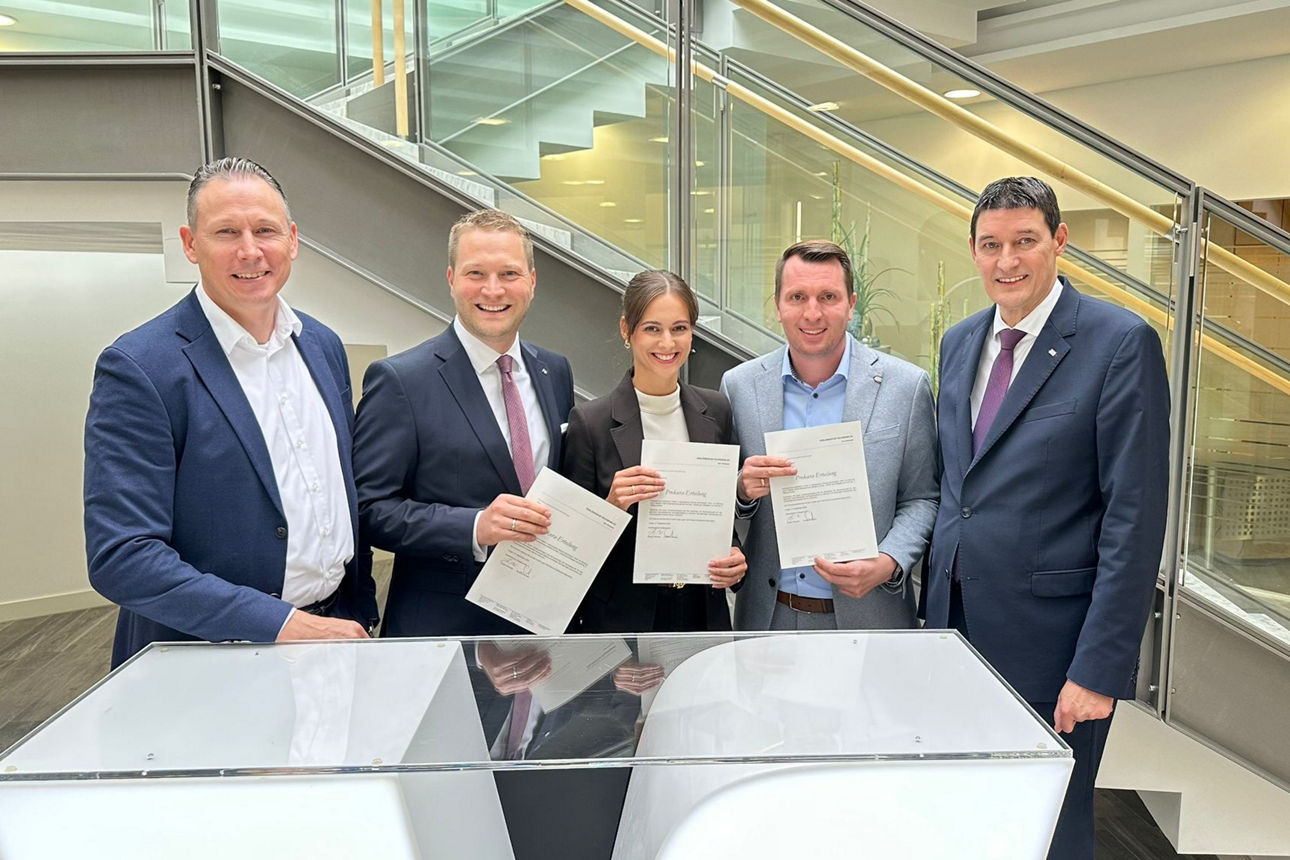 Unsere Prokuristen mit unserem Vorstand in einer unserer Filialen