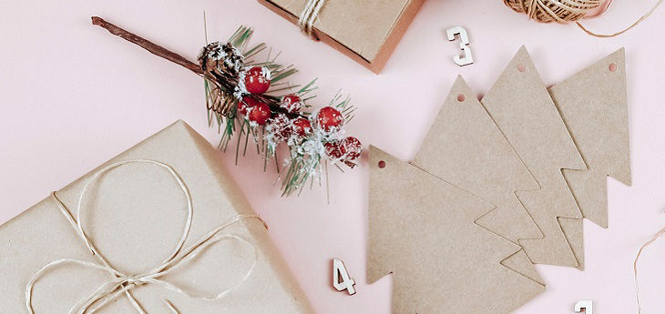 Bastelmaterialien und Paeckchen für Adventskalender