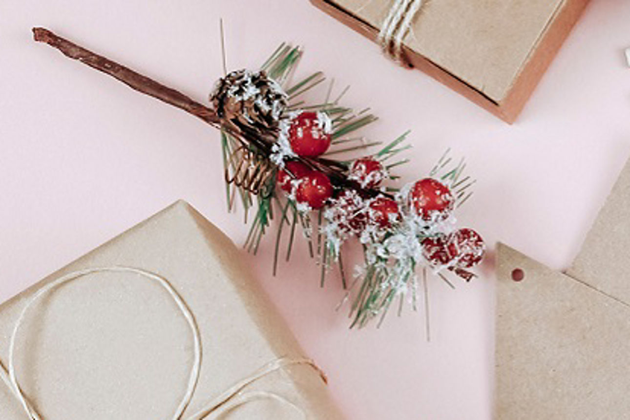 Bastelmaterialien und Paeckchen für Adventskalender