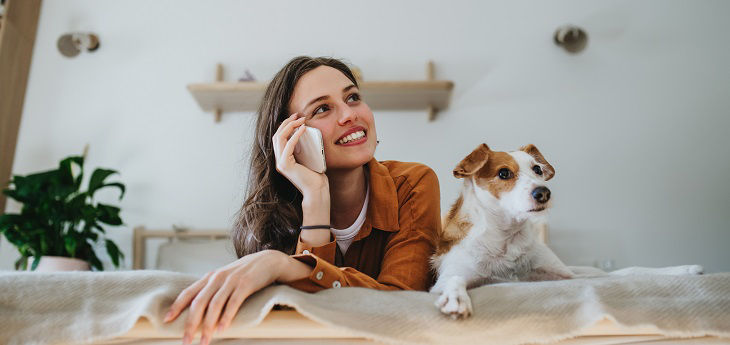 Single-Frau mit Hund im Eigenheim