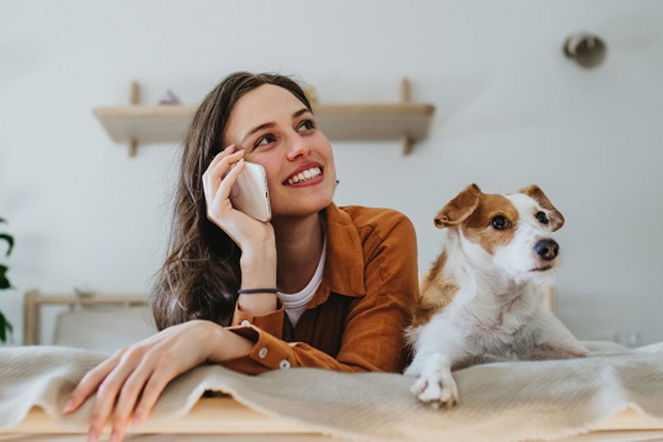 Single-Frau mit Hund im Eigenheim