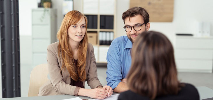 Beratungssituation Paar sitzt bei Beraterin_Bildquelle_BSH