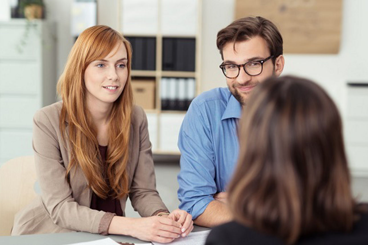 Beratungssituation Paar sitzt bei Beraterin_Bildquelle_BSH