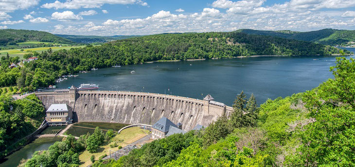 Edertalsperre Blick von oben auf die Staumauer und den Edersee