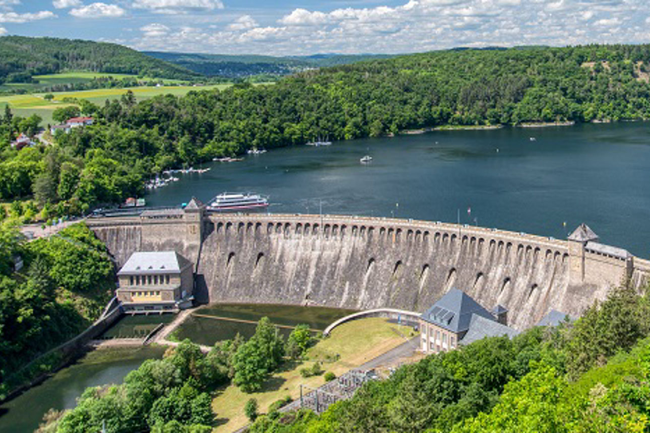 Edertalsperre Blick von oben auf die Staumauer und den Edersee