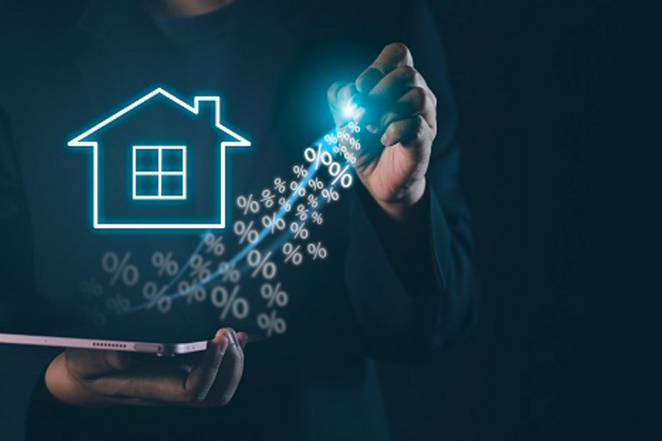 Grafik leuchtendes Haus mit Prozentzeichen vor dunklem Hintergrund