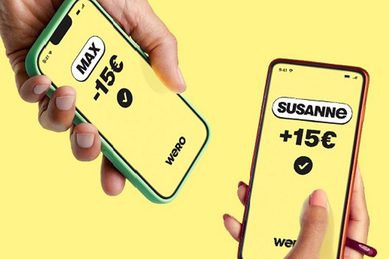 Zwei Mobiltelefone mit Wero auf dem Display