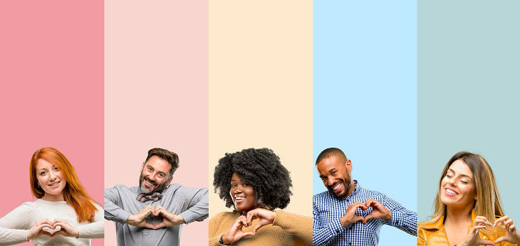 Menschen, die sich freuen und mit den Händen Herzen zeigen