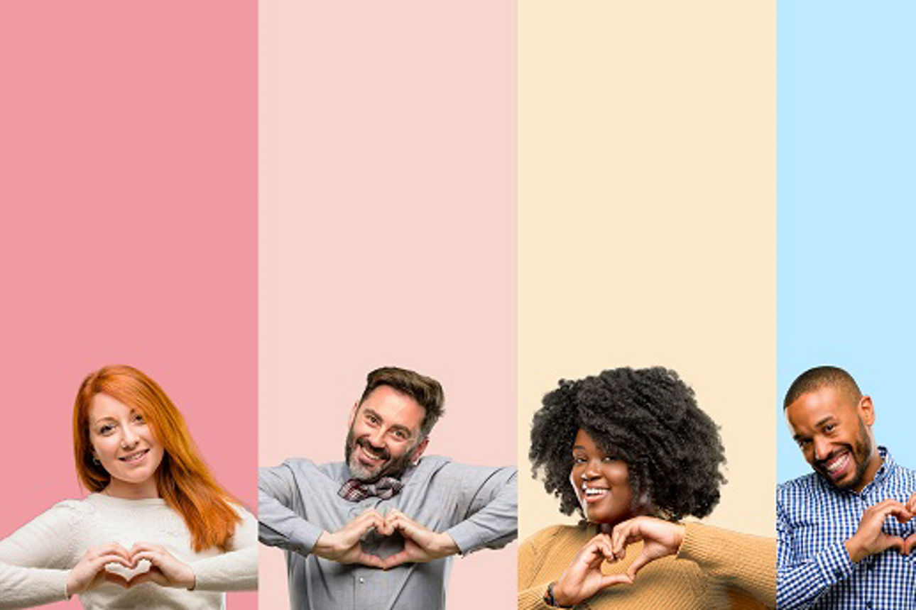 Menschen, die sich freuen und mit den Händen Herzen formen